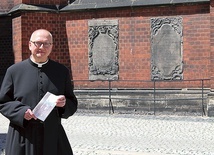 ▲	Ksiądz Robert prezentuje owoc swojej pracy.