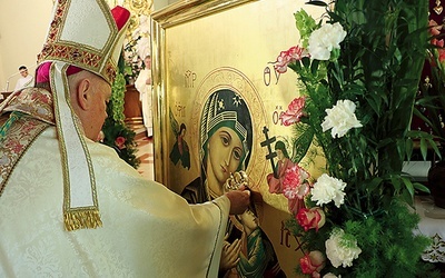 ▲	Bolesławiecki obraz zyskał nowe korony, które nałożył biskup legnicki.