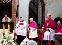 Ks. Piotr Towarek (po lewej) i ks. Sławomir Pokorniecki (po prawej).