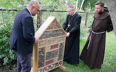 ▲	Bp Tadeusz Lityński z o. Kordianem Szwarcem OFM (z prawej) z Caritas Polska i dyrektorem diecezjalnej Caritas ks. Stanisławem Podfigórnym.