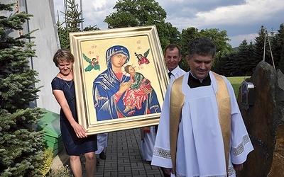 Obraz niosą Katarzyna i Tomasz Śmiertkowie. Z prawej ks. proboszcz Andrzej Mirek.