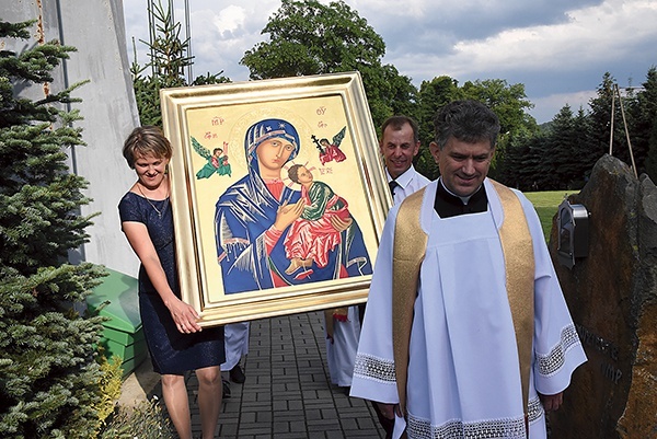 Obraz niosą Katarzyna i Tomasz Śmiertkowie. Z prawej ks. proboszcz Andrzej Mirek.