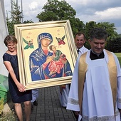 Obraz niosą Katarzyna i Tomasz Śmiertkowie. Z prawej ks. proboszcz Andrzej Mirek.