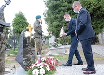 Kwiaty składa delegacja samorządu Dębicy.