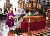 ▲	Ciało zmarłego zostało pochowane na cmentarzu oliwskim w rodzinnym grobowcu.