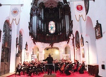 ▲	W czasie imprezy mistrzom organów towarzyszą w niektórych występach orkiestry.