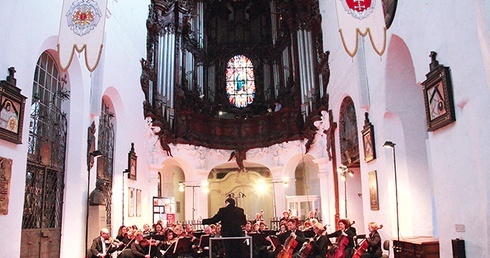 ▲	W czasie imprezy mistrzom organów towarzyszą w niektórych występach orkiestry.