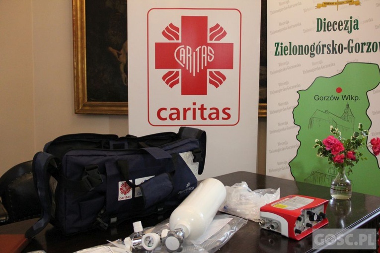 Respirator dla żarskiego szpitala od Caritas