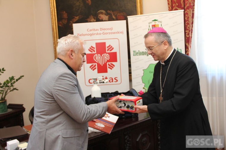 Respirator dla żarskiego szpitala od Caritas