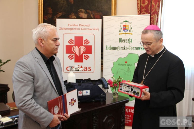 Respirator dla żarskiego szpitala od Caritas