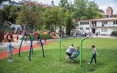 W 2013 r. przy ul. Starej otwarto także ogólnodostępny plac zabaw (wejście od Parku Fontann).