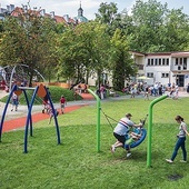 W 2013 r. przy ul. Starej otwarto także ogólnodostępny plac zabaw (wejście od Parku Fontann).