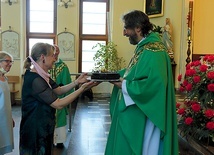 Parafianie podarowali zakonnikom symboliczny tort, dziękując im za codzienną posługę.