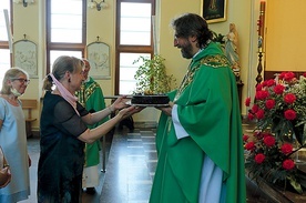 Parafianie podarowali zakonnikom symboliczny tort, dziękując im za codzienną posługę.