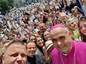 Pamiątkowe zdjęcie z młodymi przed katedrą.