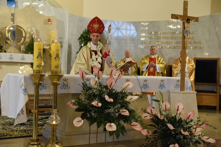 Bp Salaterski zachęcał młodych, aby naśladowali świętych Piotra i Pawła w odważnym głoszeniu ewangelii. 