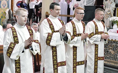 Prawzorem dalmatyki, ich dzisiejszego stroju liturgicznego, była lniana szata noszona przy czynnościach domowych.