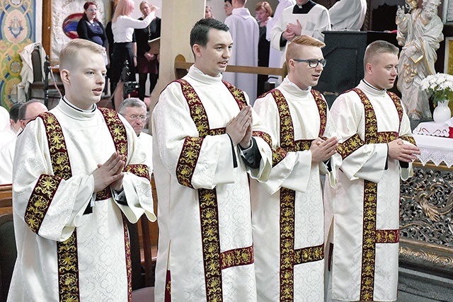 Prawzorem dalmatyki, ich dzisiejszego stroju liturgicznego, była lniana szata noszona przy czynnościach domowych.