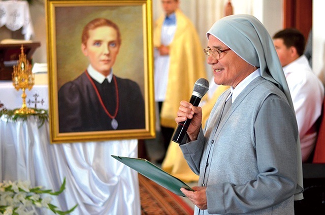 Klawerianka na tle obrazu i relikwii błogosławionej.