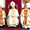 Biskup w asyście ks. Szajdy, proboszcza (z lewej), i jego poprzednika ks. Szyca.