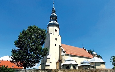 Obecny kościół jest budowlą gotycką, z barokowym wnętrzem i barokowymi dobudówkami.