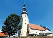 Obecny kościół jest budowlą gotycką, z barokowym wnętrzem i barokowymi dobudówkami.