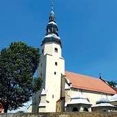 Obecny kościół jest budowlą gotycką, z barokowym wnętrzem i barokowymi dobudówkami.