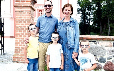 Marta i Krzysztof Wawrzyniakowie uczą dzieci wypoczynku połączonego z formacją duchową.