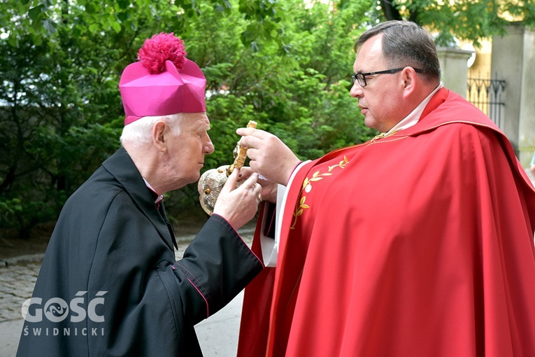 Ks. Marek Babuśka witający bp. Ignacego Deca w progach strzegomskiej bazyliki.