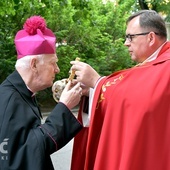 Ks. Marek Babuśka witający bp. Ignacego Deca w progach strzegomskiej bazyliki.