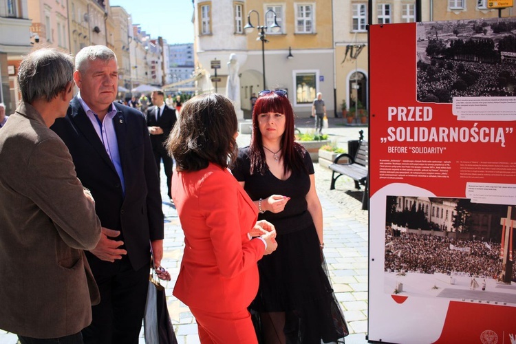 Tu rodziła się Solidarność. Wystawa na opolskim rynku