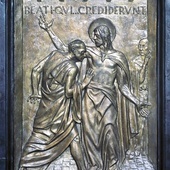 „Niewierny Tomasz”, płaskorzeźba na Świętych Drzwiach w watykańskiej bazylice św. Piotra.