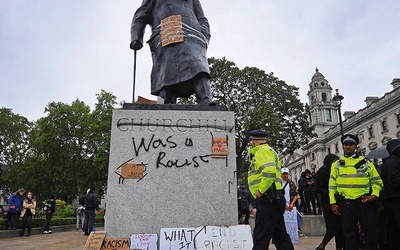 W Londynie na cokole pomnika Winstona Churchilla ktoś napisał słowa: „Był rasistą” .