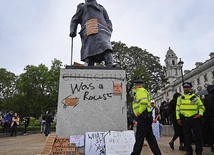 W Londynie na cokole pomnika Winstona Churchilla ktoś napisał słowa: „Był rasistą” .