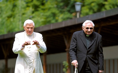 Bracia Ratzingerowie w ogrodach Bressanone.  31 lipca 2008 r.