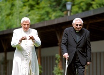Bracia Ratzingerowie w ogrodach Bressanone.  31 lipca 2008 r.