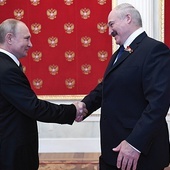 Władimir Putin i Alaksandr Łukaszenka, „skazani  na siebie” partnerzy.