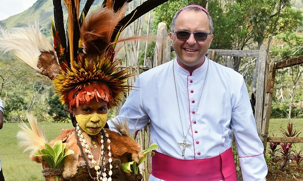 Bp Dariusz Kałuża pochodzi z Pszczyny. Należy do Zgromadzenia Misjonarzy Świętej Rodziny.  Na zdjęciu: po Mszy św. w szkole w Yiamiufia.