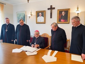 Od lewej: bp Wiesław Szlachetka, ks. inf. Henryk Kilaczyński, abp Sławoj Leszek Głódź, ks. inf. Daniel Nowak i ks. inf. Edmund Skalski.