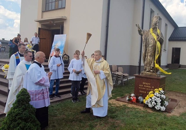 Pomnik św. Jana Pawła II w Kozowie