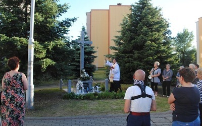 Stalowa Wola, os. Poręby. Ks. Krzysztof Kida poświęcił osiedlowy krzyż.