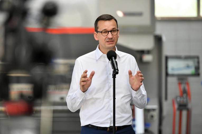 Premier Morawiecki prezentuje spadek cen dzięki nowej matrycy VAT