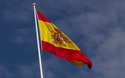 Większość Hiszpanów spędzi wakacje w domu