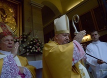 Uroczystość zakończył apel maryjny w kaplicy ostrobramskiej przed koronowanym wizerunkiem Matki Bożej Miłosierdzia i uroczyste błogosławieństwo.