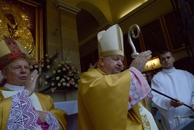 Uroczystość zakończył apel maryjny w kaplicy ostrobramskiej przed koronowanym wizerunkiem Matki Bożej Miłosierdzia i uroczyste błogosławieństwo.