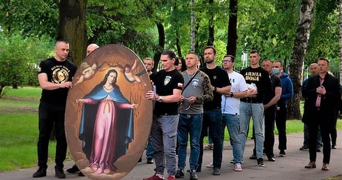 Maryja gromadzi mężczyzn na modlitwie