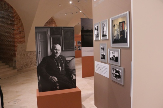 Wystawa fotografii Adama Bujaka, poświęconych Karolowi Wojtyle