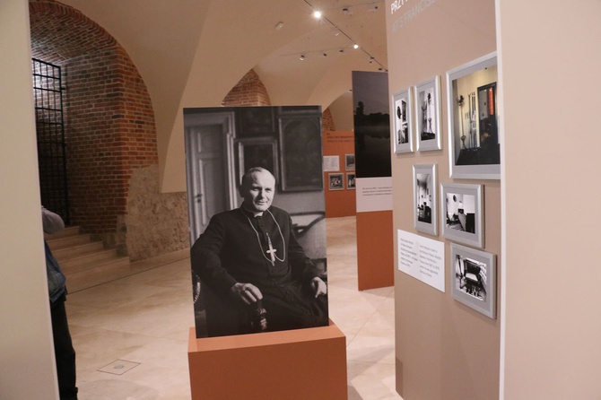 Wystawa fotografii Adama Bujaka, poświęconych Karolowi Wojtyle