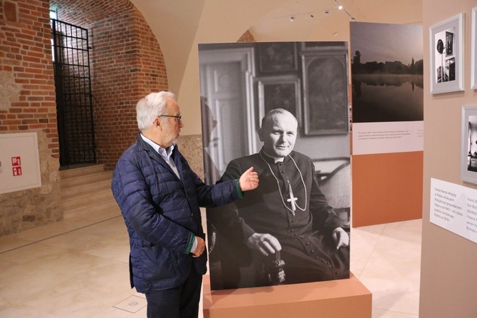 Wystawa fotografii Adama Bujaka, poświęconych Karolowi Wojtyle