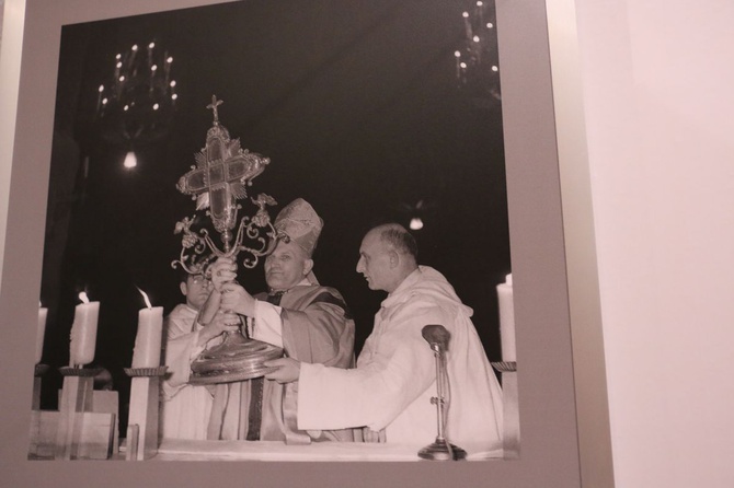 Wystawa fotografii Adama Bujaka, poświęconych Karolowi Wojtyle